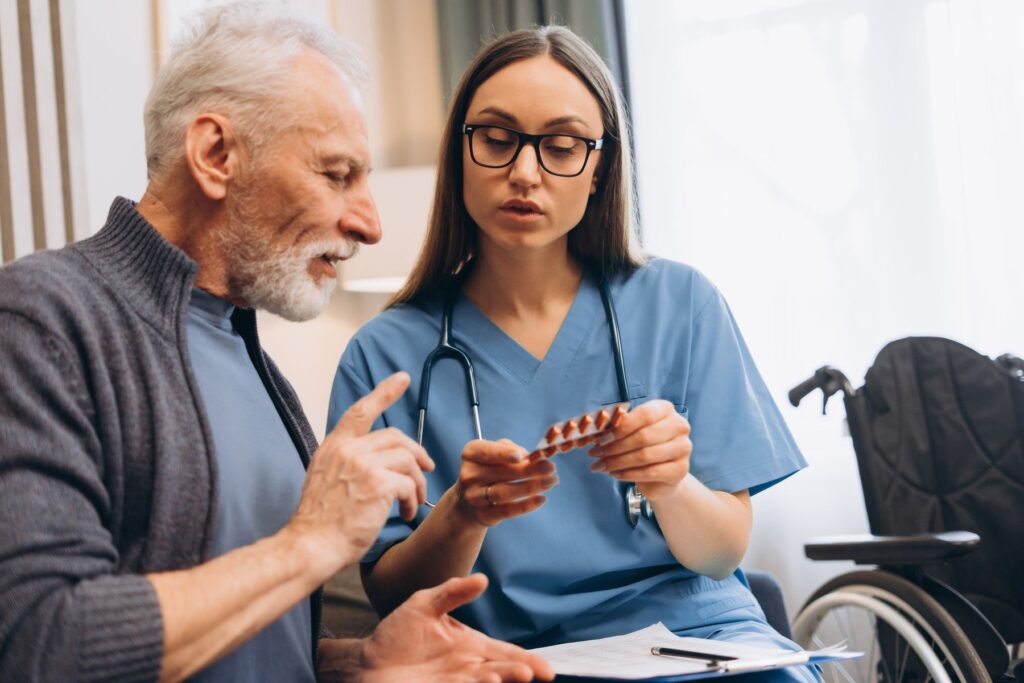 senior en soins palliatifs prenant des médicaments