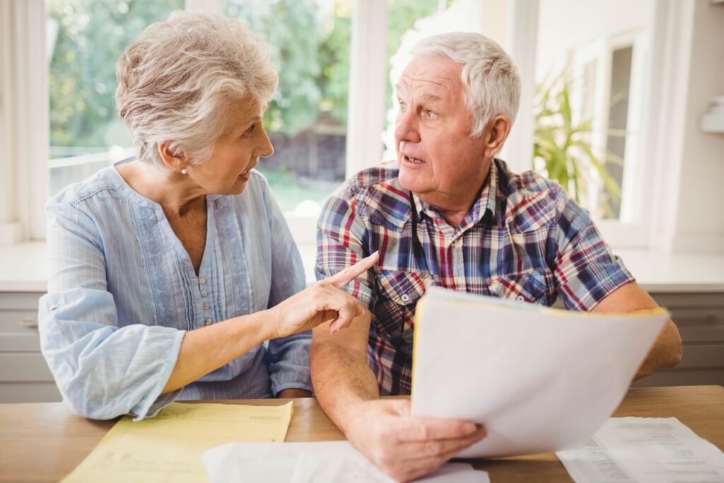 Seniors qui comparent les tarifs dépendance et hébergement