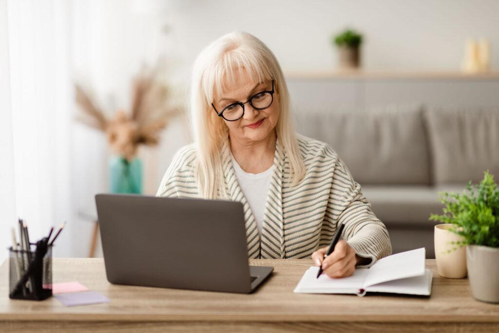 senior calculant le coût de son EHPAD privé situé dans une ville littorale