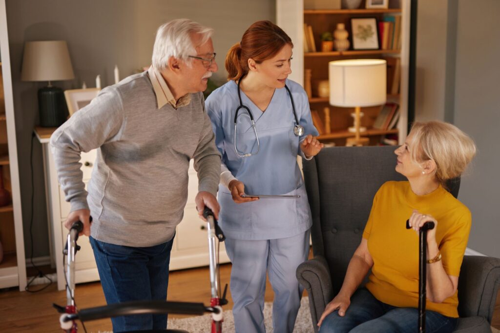 senior Alzheimer en GIR 2 choisissant le maintien à domicile 