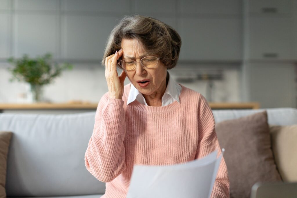 senior vivant avec sa fille et faisant une demande d'ASPA