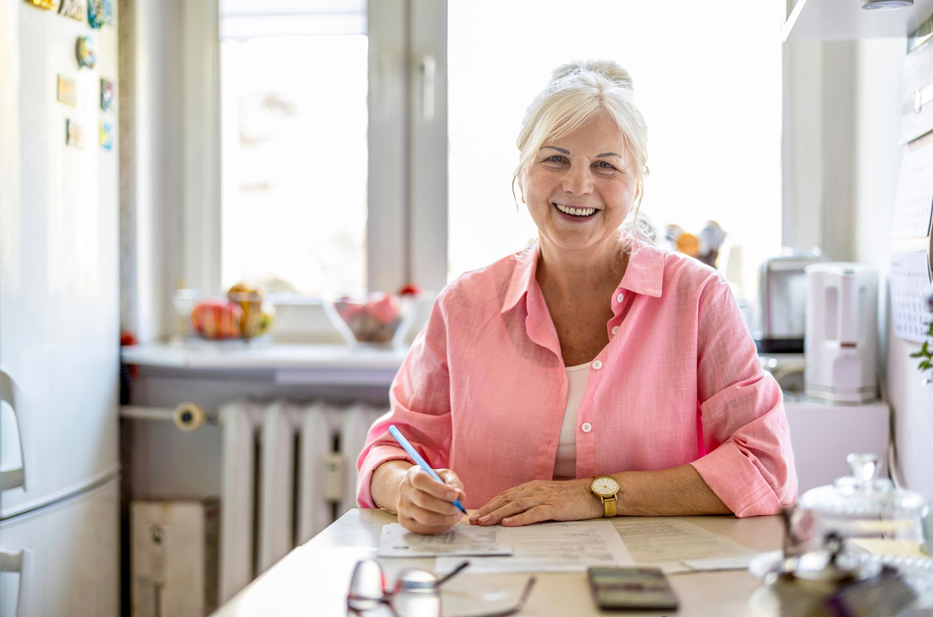 senior sous habilitation familiale planifiant la vente de sa maison