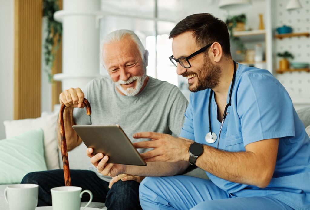 senior atteint d'Alzheimer faisant une évaluation de GIR