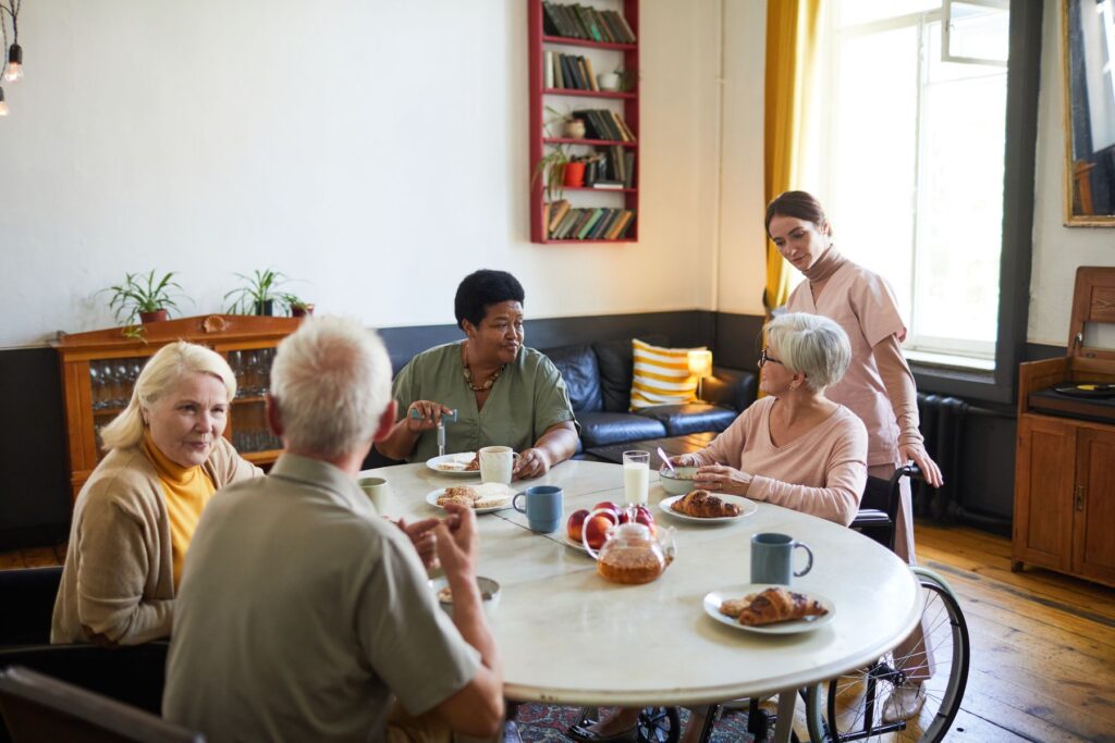 Petit déjeuner en UVP dans une petite salle commune