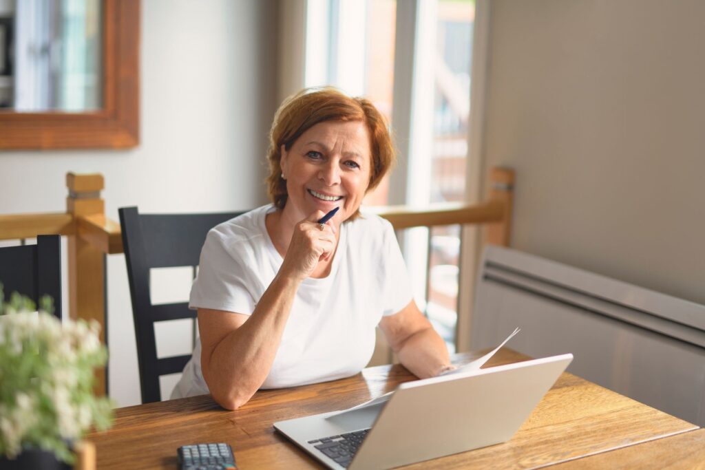 Senior qui calcule le coût de son EHPAD en 2026