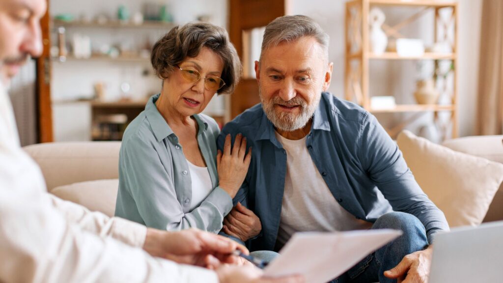 seniors découvrant le coût élevé de l'UHR