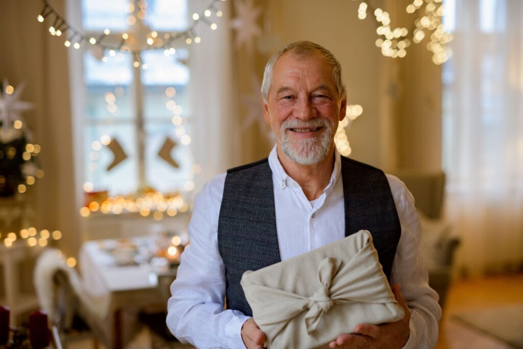 Senior à qui on a offert un textile