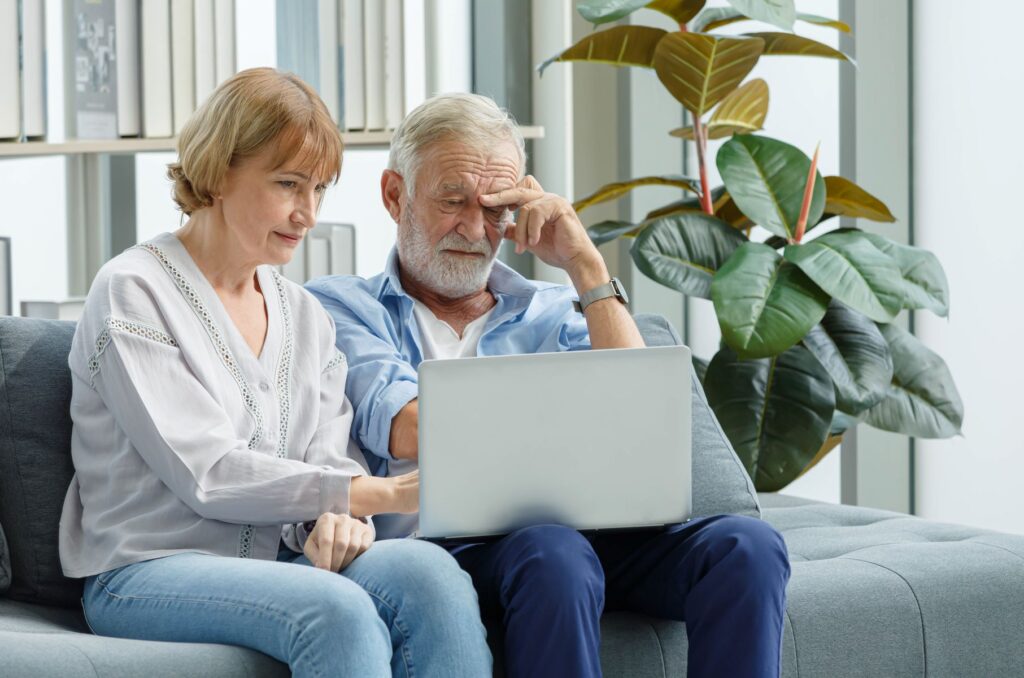 seniors remplissant le dossier d'admission en EHPAD