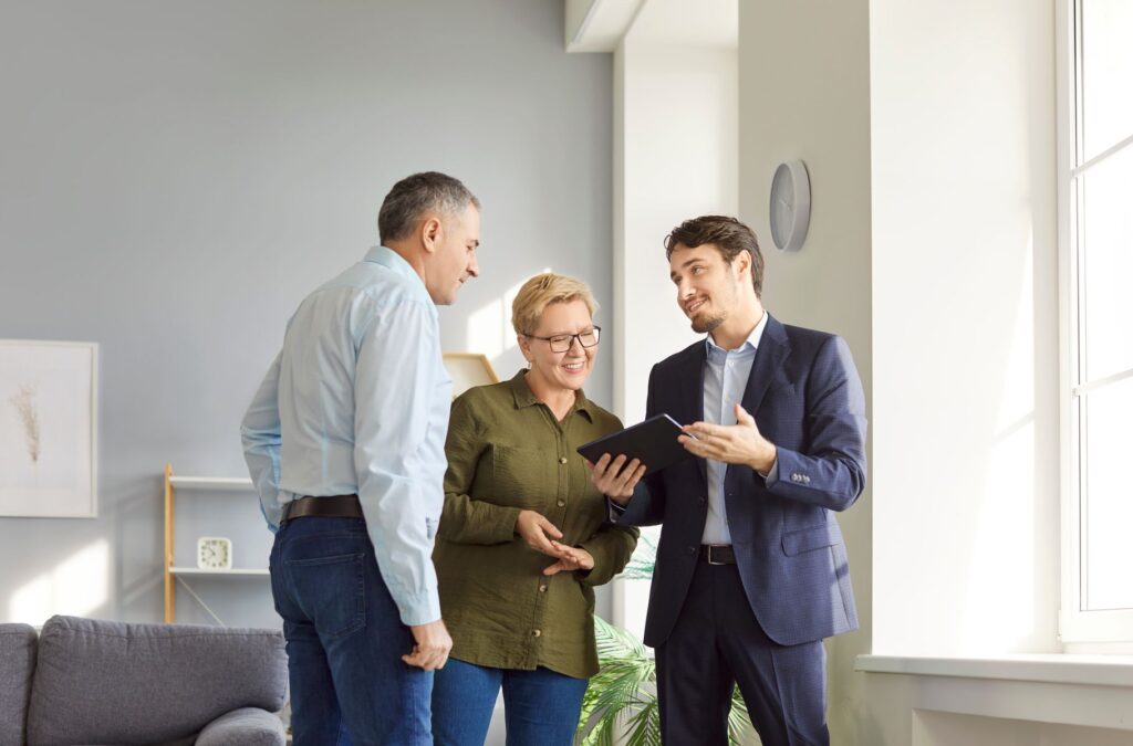 Seniors qui visitent un logement