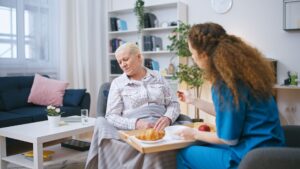 Je ne mange plus depuis des semaines : comment la dénutrition isole et fait basculer nos parents dans la dépendance