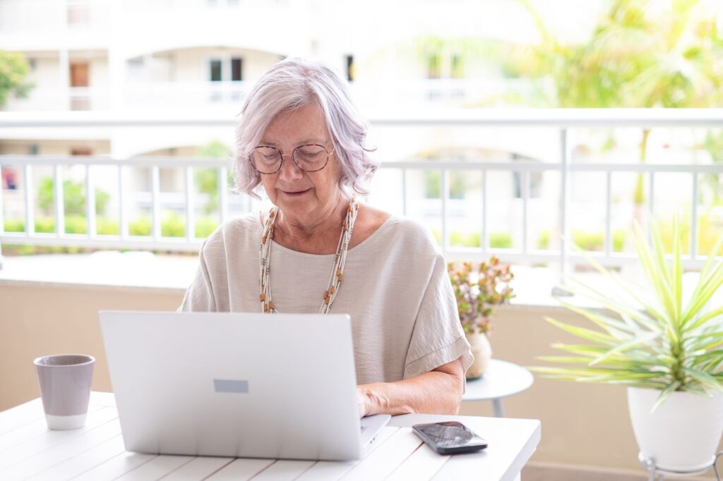 senior recevant le nouveau versement de l'APL en novembre