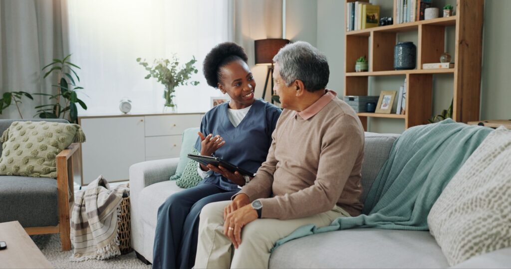 Senior qui fait une visite de pré-admission pour être admis en EHPAD