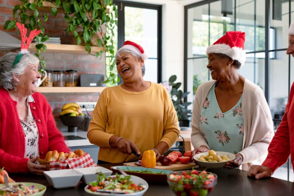 Seniors qui font les préparatifs du repas de Noël