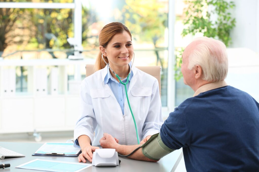 senior bénéficiant du crédit d'impôt pour l'emploi d'une aide à domicile en résidence seniors