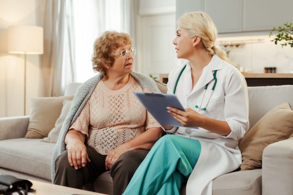 femme senior bénéficiant d'un suivi médical en EHPAD