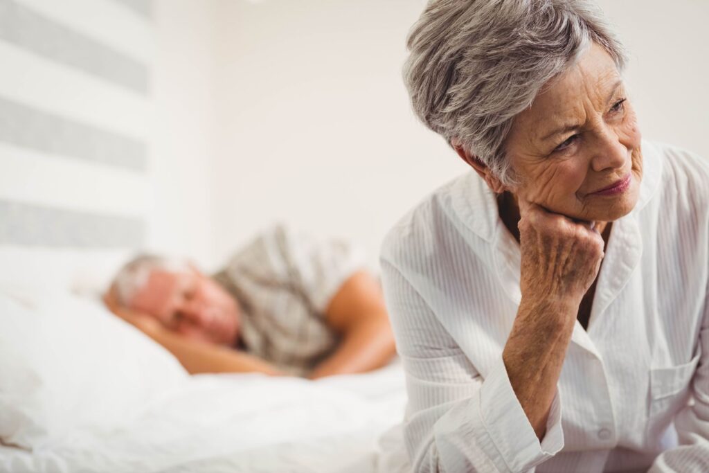 senior Alzheimer ayant des troubles du sommeil 