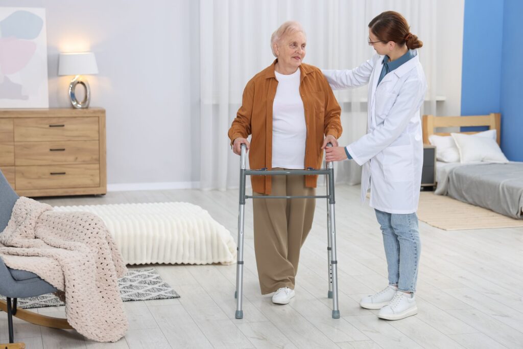 senior atteinte de Parkinson avec une aide à domicile