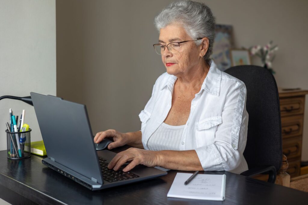 Senior qui déclare ses ressources pour une demande d'APL