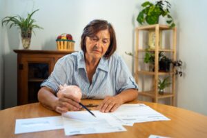 AAH et retraite en 2025 : montants à 62 ans, âge de basculement, taux plein et aides complémentaires