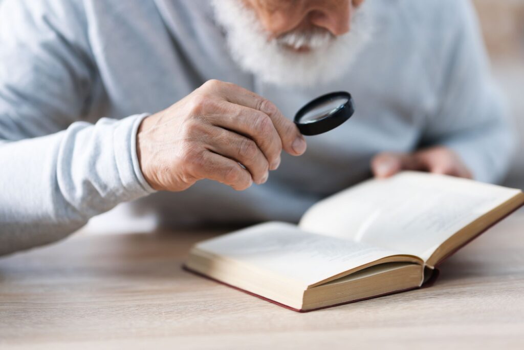 loupe de lecture pour un senior atteint de DMLA