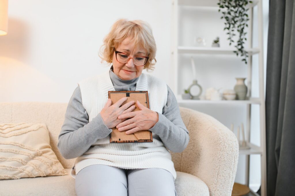 senior atteinte de troubles de la mémoire et qui a besoin d'une aide quotidienne