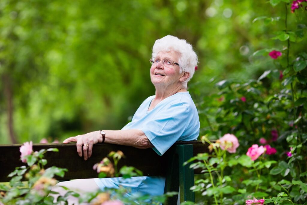 Senior qui profite d'une maison indépendante avec jardin au sein d'un béguinage