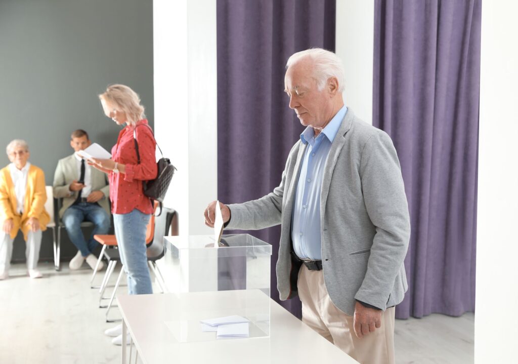 senior en EHPAD se déplaçant pour voter