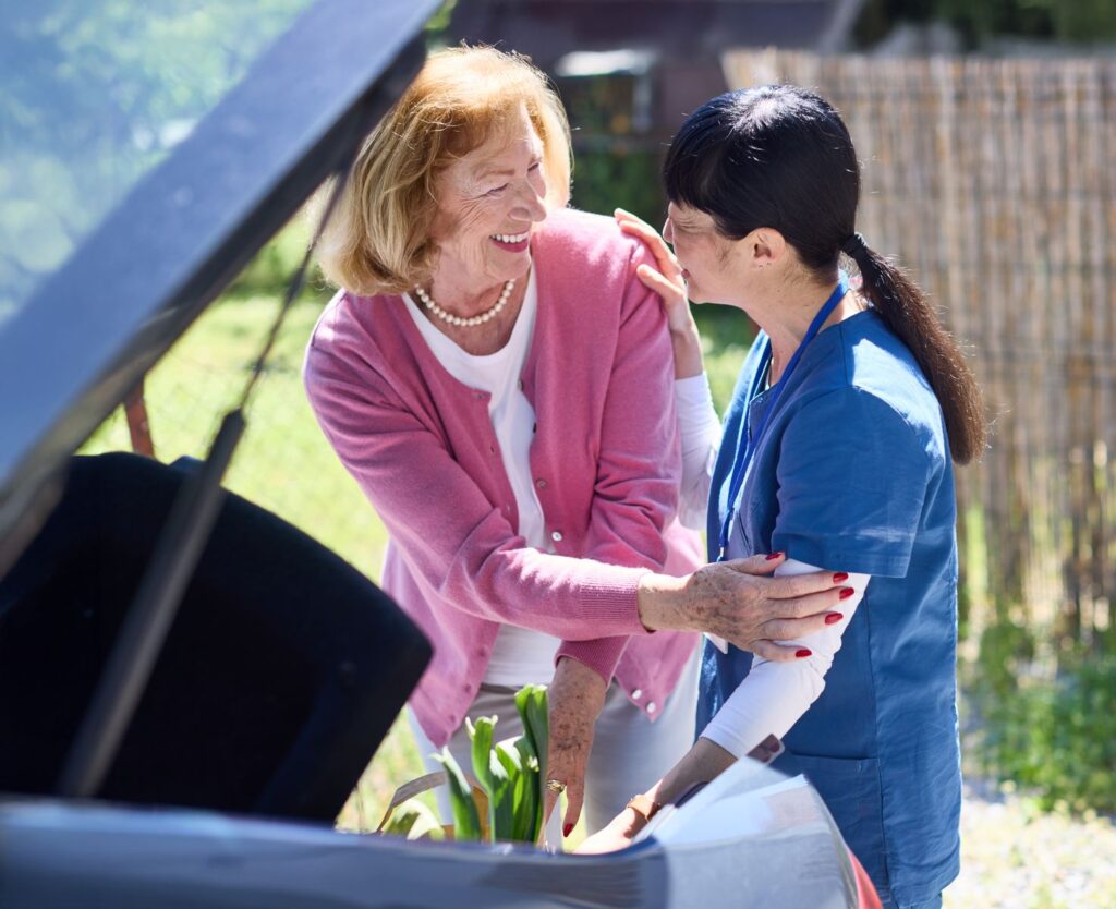 senior utilisant le taxi de la résidence senior