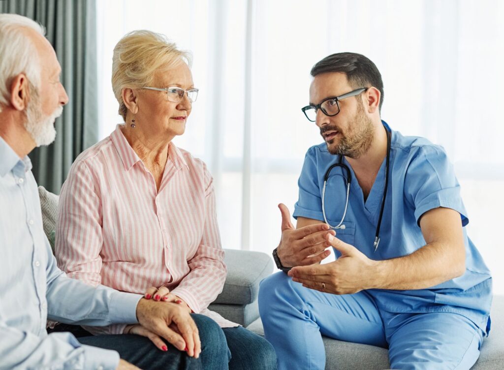 seniors discutant avec le personnel de l'EHPAD avant l'entrée