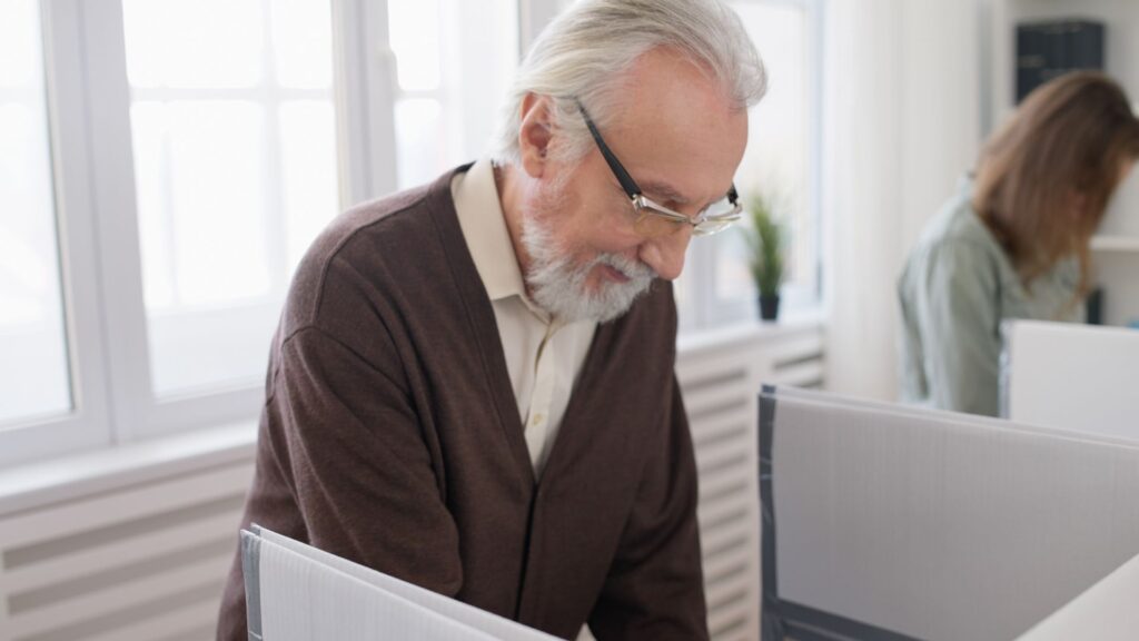 senior en EHPAD faisant une procuration