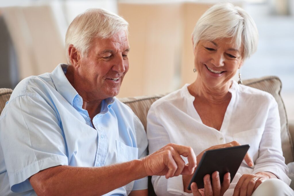 seniors vérifiant les assurances en résidence seniors