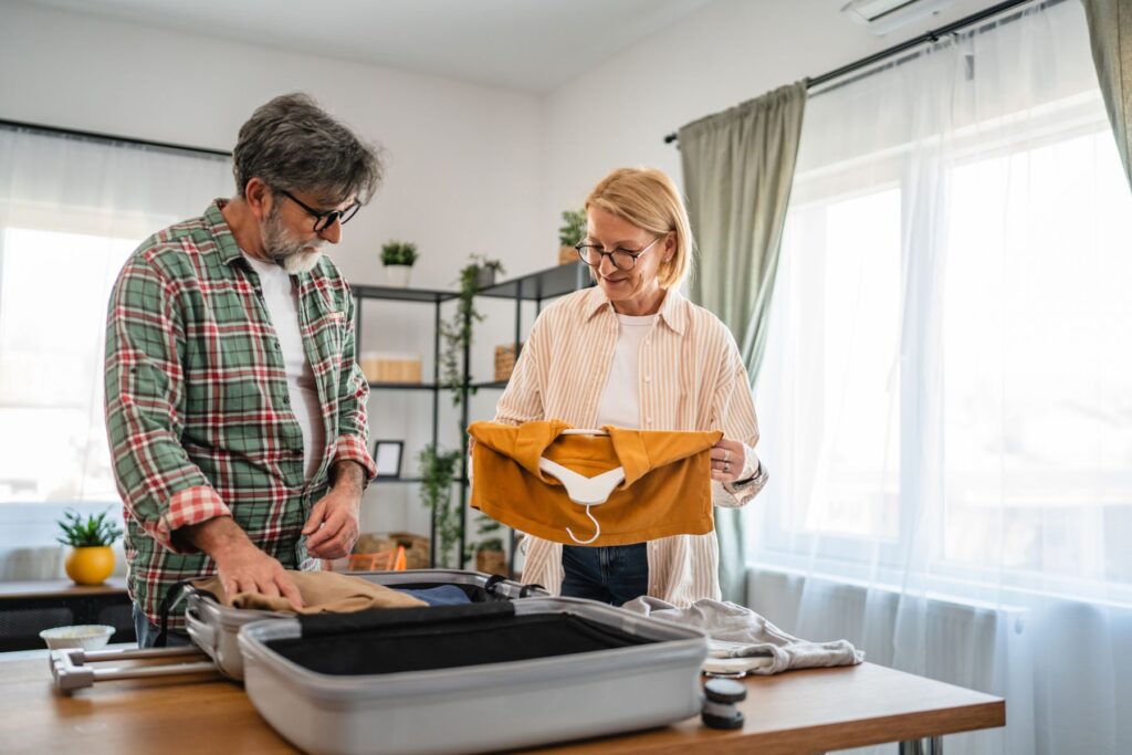 senior Alzheimer préparant son entrée en accueil de jour