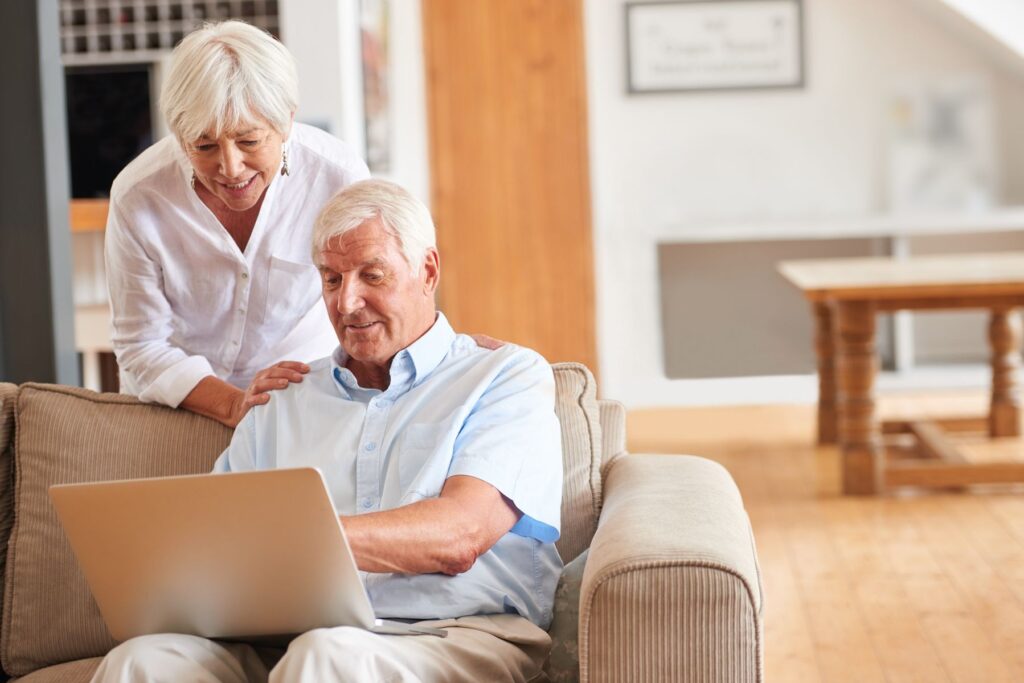 senior envisageant une entrée en village Alzheimer