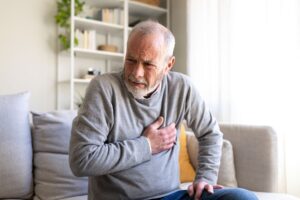 Insuffisance cardiaque chez un senior ces signes qui montrent que le maintien à domicile n'est plus adapté 