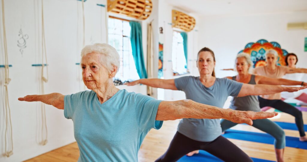 seniors pratiquant du yoga doux en atelier sophrologie en ehpad