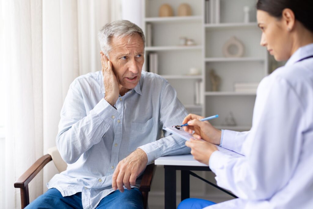 senior devenu dépendant à cause d'une perte d'audition