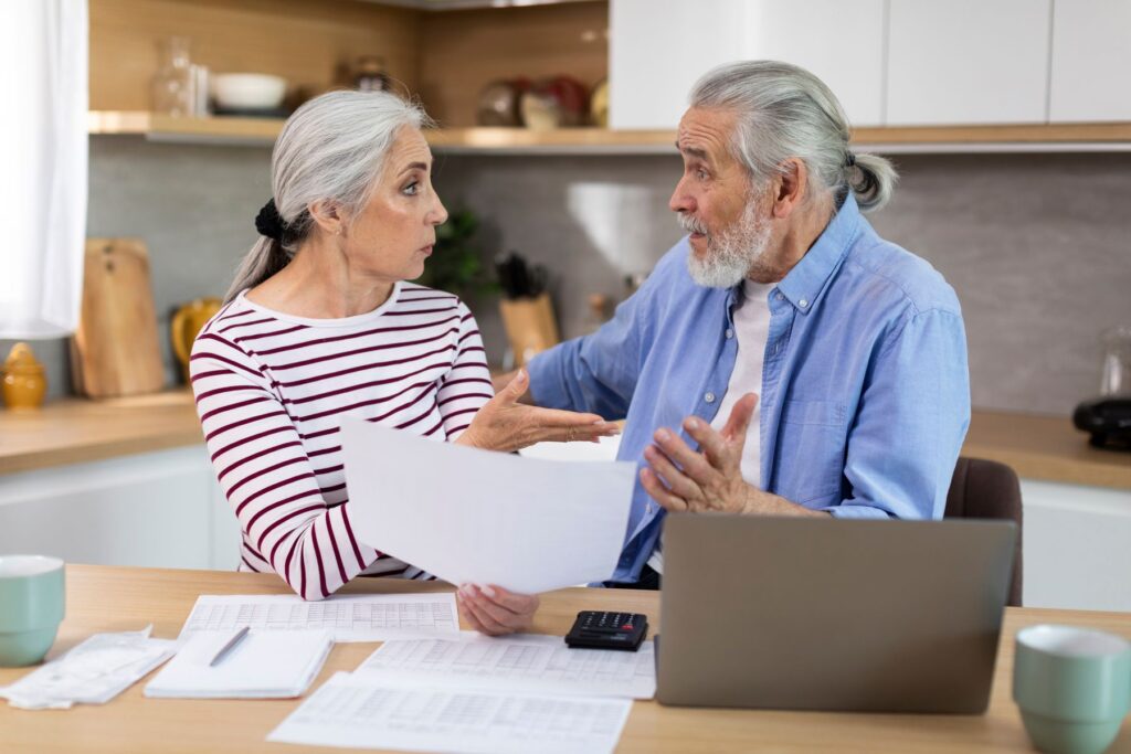 senior Alzheimer ayant oublié une facture
