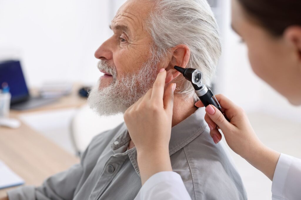senior ayant une maladie de l'oreille