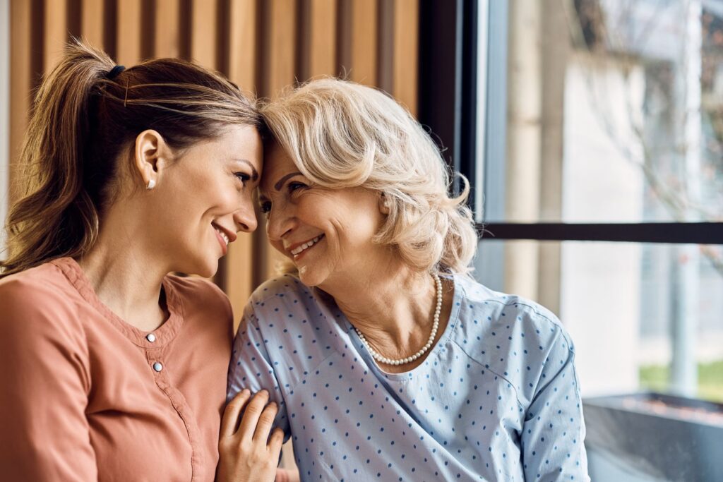 senior dépendante avec son aide à domicile