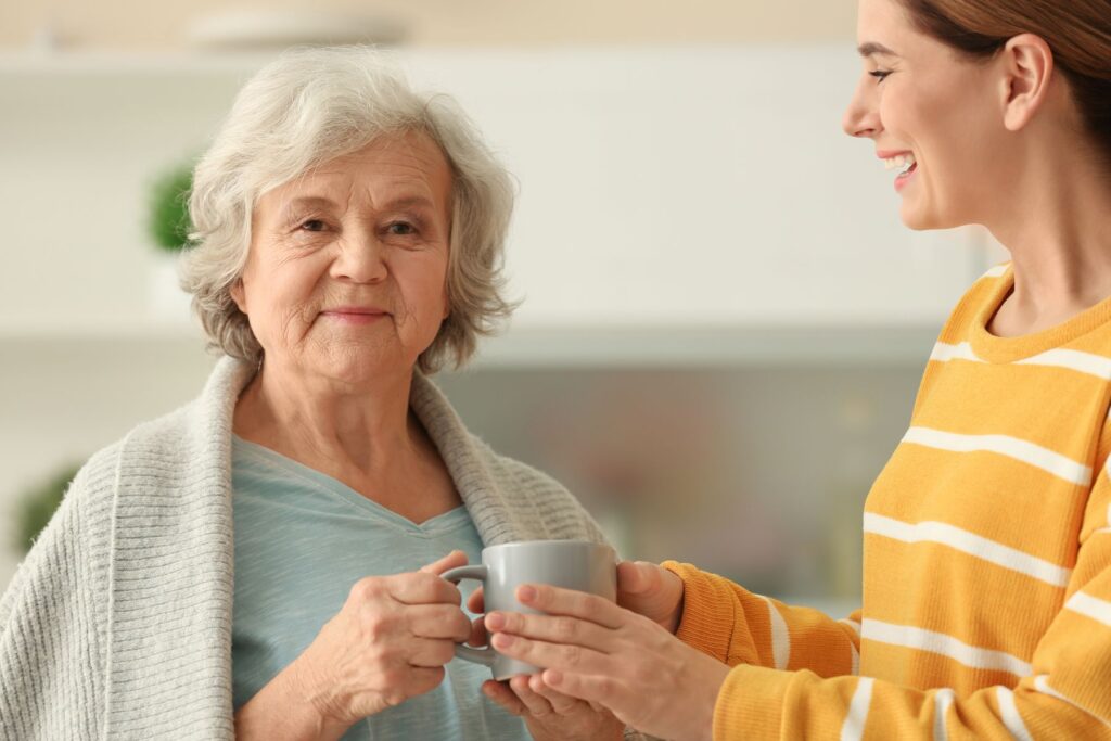 senior avec une aide à domicile après un AVC