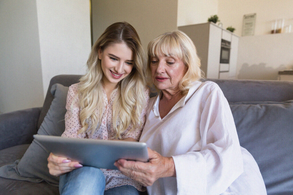 senior cherchant un hébergement temporaire en EHPAD avec son aidante