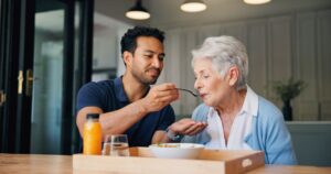 Dénutrition chez un proche âgé : le plan d’action en 5 étapes pour éviter l’aggravation