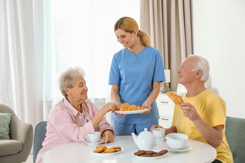 prise de repas en ehpad avec la présence d'une aide soignante