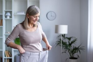Vêtements trop larges, frigo plein mais peu utilisé, appétit en baisse : quand faut-il s’inquiéter d’une dénutrition ?