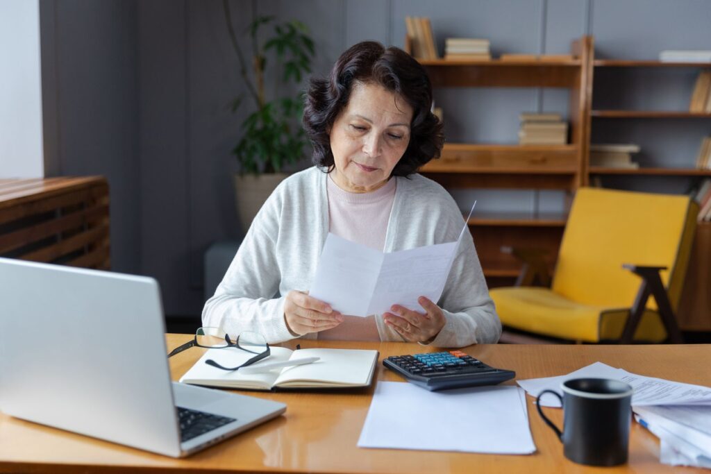 Senior qui fait une lettre de réclamation pour l'Urssaf