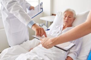 Hospitalisation d’un parent en EHPAD : que continue-t-on vraiment à payer ?