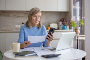 J'ai perçu l'APA pour ma mère… et maintenant l'Urssaf me réclame de l'argent !