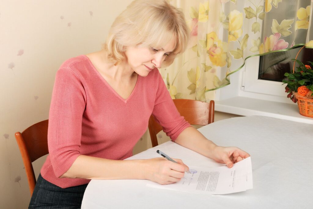 senior faisant une demande d'aspa
