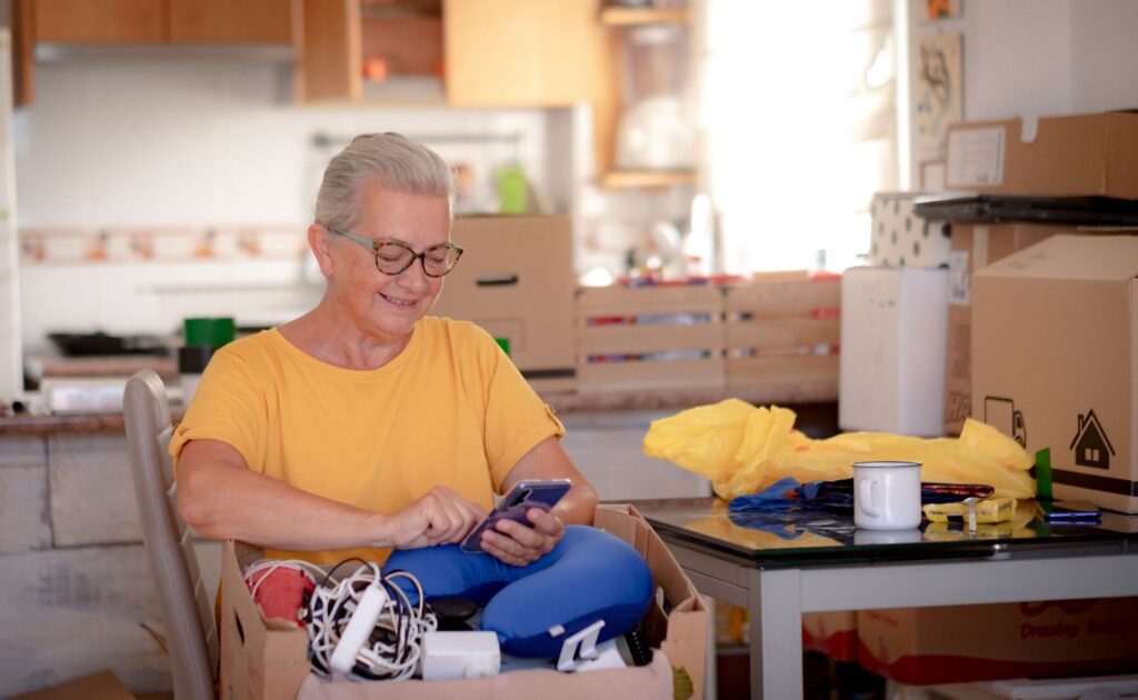 senior atteinte du syndrome de glissement accumulant les objets