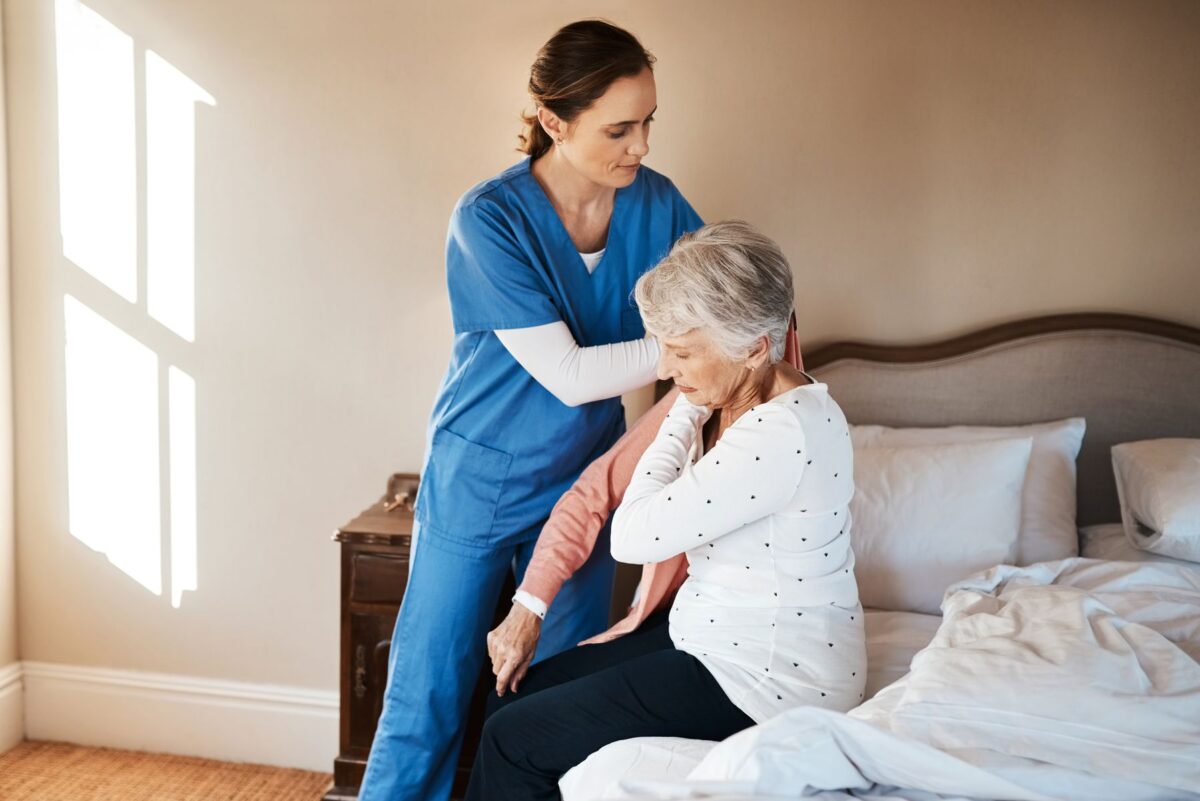 Aide à domicile : le passage de 70 à 80 ans pour l’exonération de cotisations va-t-il alourdir votre facture ?
